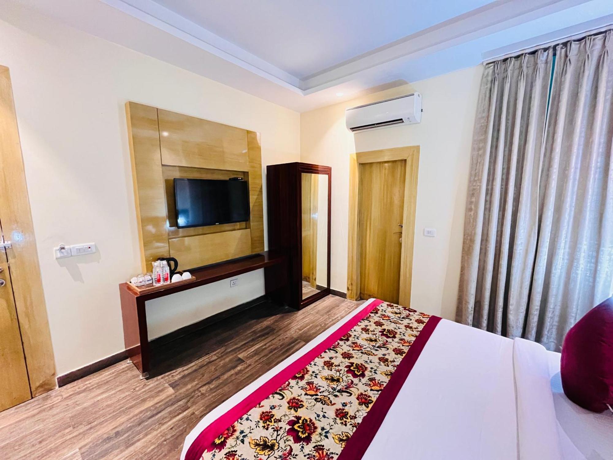 Hotel Banz Near Indira Gandhi Airport Delhi นิวเดลี ภายนอก รูปภาพ