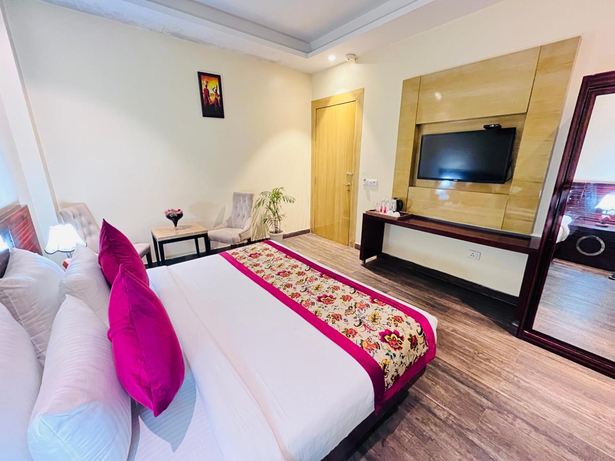 Hotel Banz Near Indira Gandhi Airport Delhi นิวเดลี ภายนอก รูปภาพ