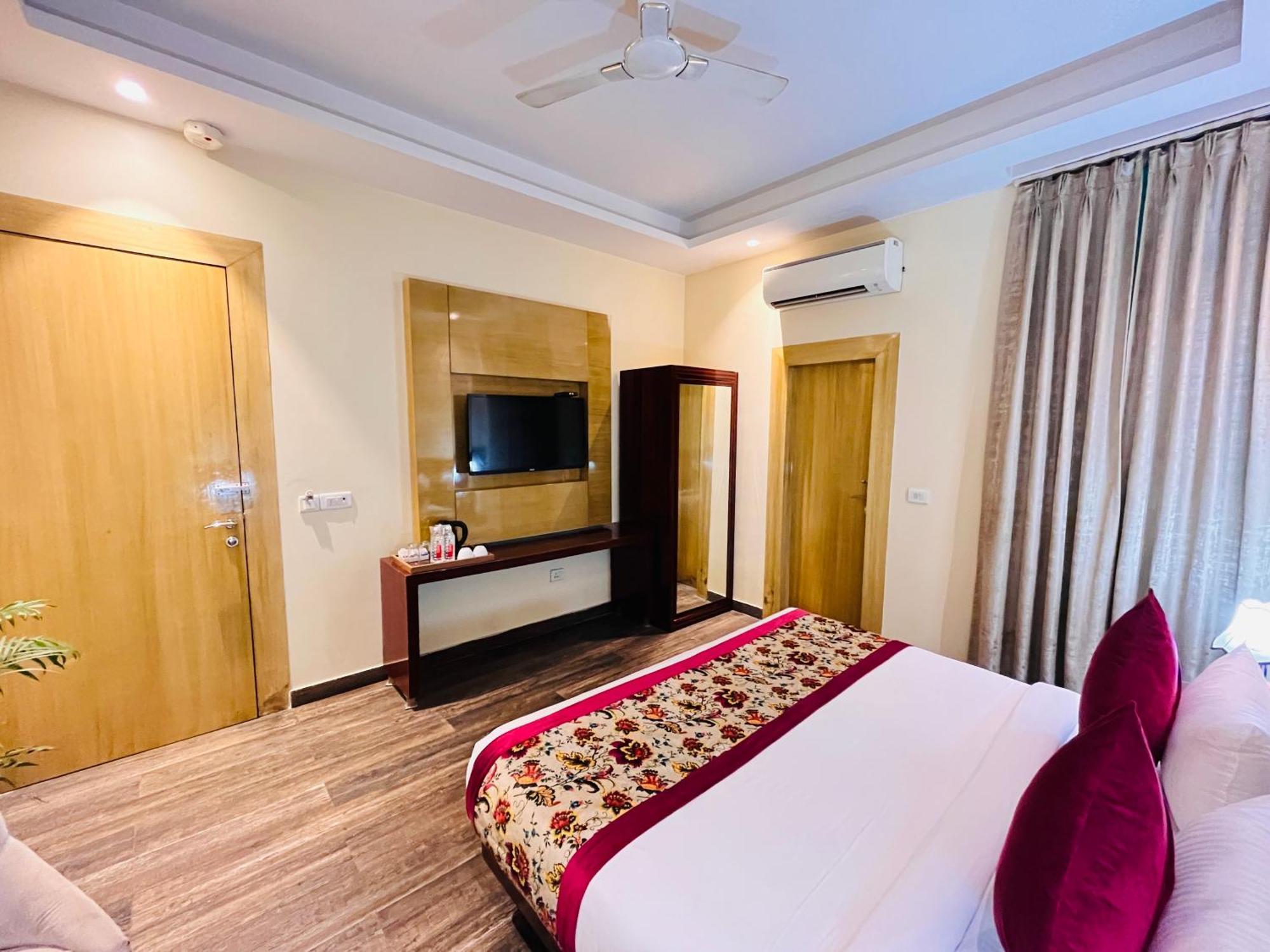 Hotel Banz Near Indira Gandhi Airport Delhi นิวเดลี ภายนอก รูปภาพ